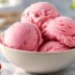 طرز تهیه بستنی توت فرنگی با خامه صبحانه؛ نرم و بدون ثعلب