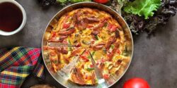 طرز تهیه املت اسپانیایی با چیپس با سیب زمینی با پنیر پیتزا xvc jidi hlgj hs hkdhdd