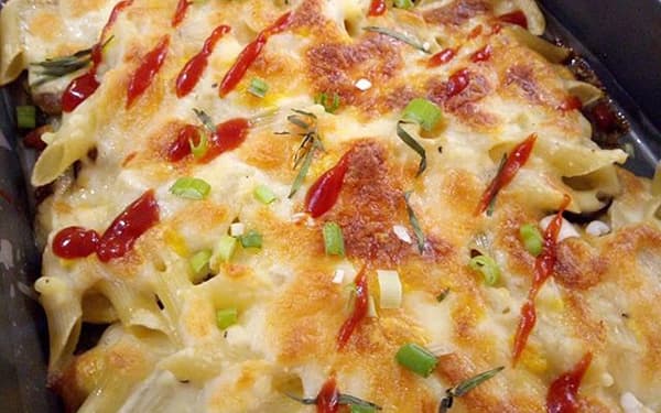 طرز تهیه پیتزا ماکارونی خانگی بدون فر با کالباس با مرغ با پنیر پیتزا ساده در تابه صدفی djch lh hv kd