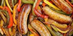 طرز تهیه خوراک سوسیس ایتالیایی با فلفل دلمه ای و پیاز رب گوجه فرنگی