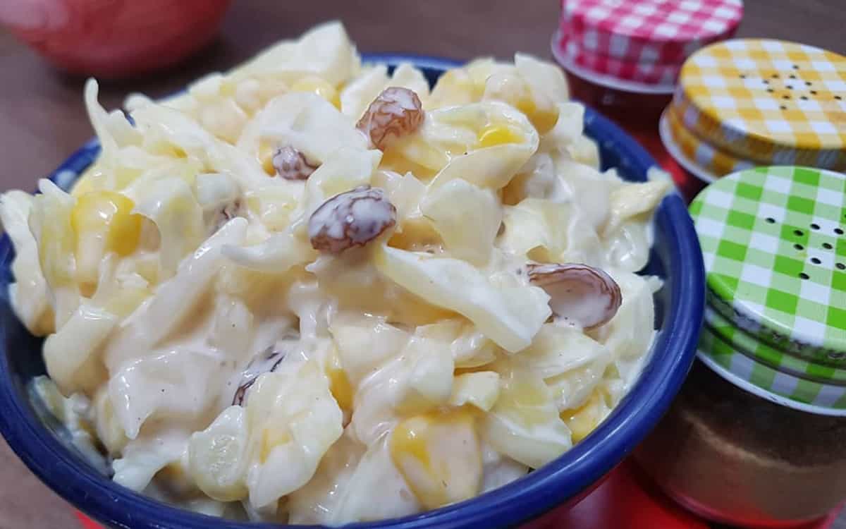 طرز تهیه سالاد کلم و کشمش