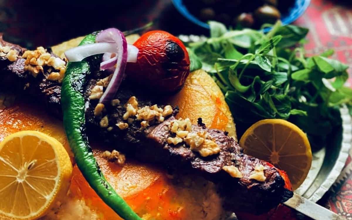 طرز تهیه کباب چنجه با آب انار