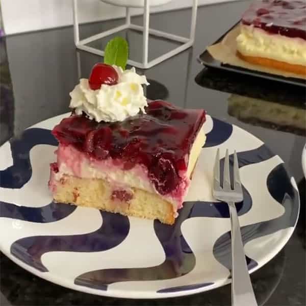 طرز تهیه کیک اسفنجی با روکش گیلاس