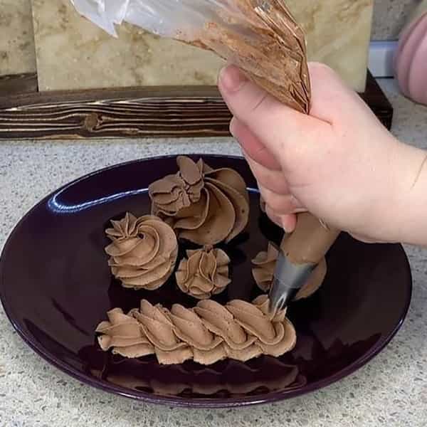 طرز تهیه کرم شکلاتی ماسوره خور