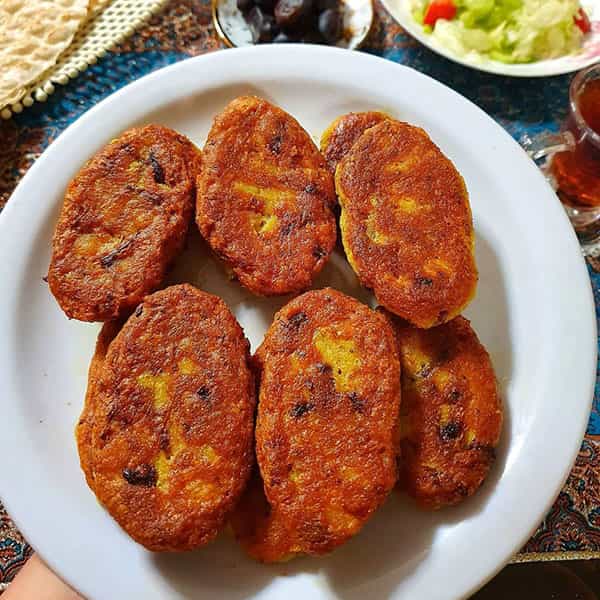طرز تهیه کوکو سیب زمینی با سیر و پیاز