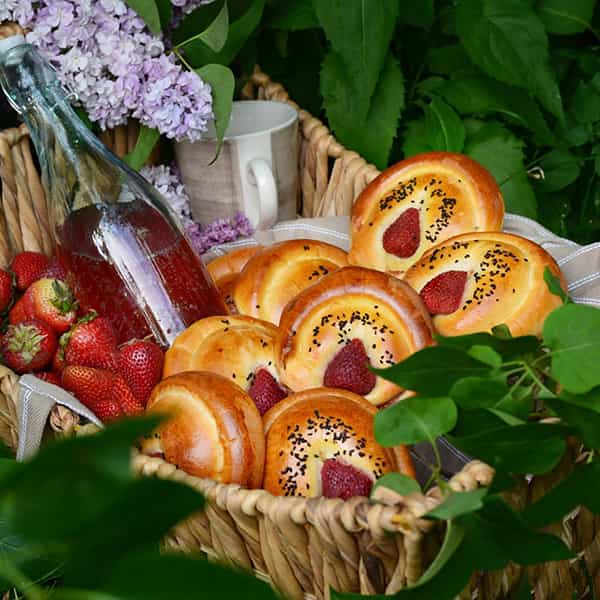 طرز تهیه نان بریوش توت فرنگی