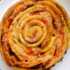 طرز تهیه پیتزا حلزونی خوئشمزه با سس مخصوص به روش خانگی