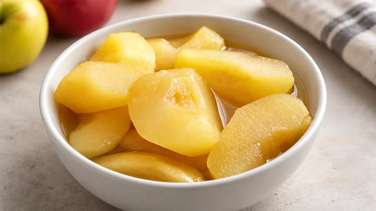 طرز تهیه کمپوت سیب در شیشه با زمان جوشاندن دقیق