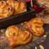 طرز تهیه نان قلبی عسل و بادام خوشمزه به صورت مغزدار