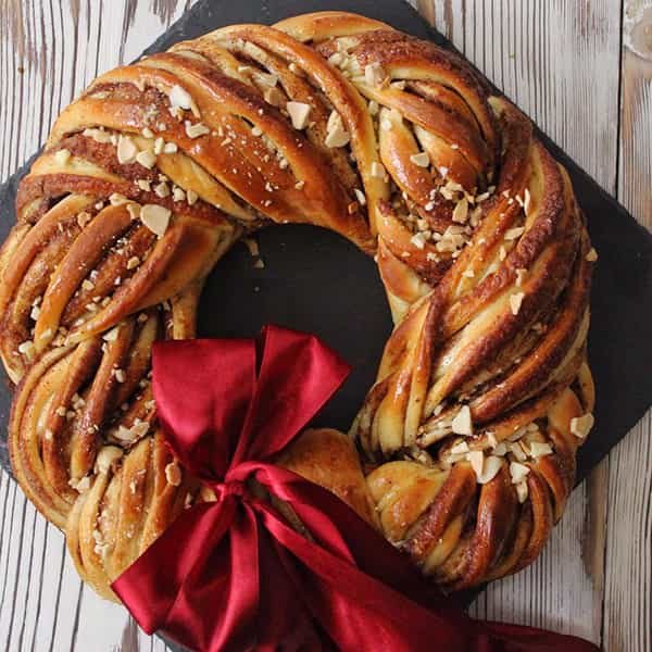 طرز تهیه نان گیسو حلقه ای