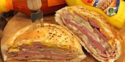 طرز تهیه ساندویچ بمب خفن و خوشمزه با کالباس و پنیر