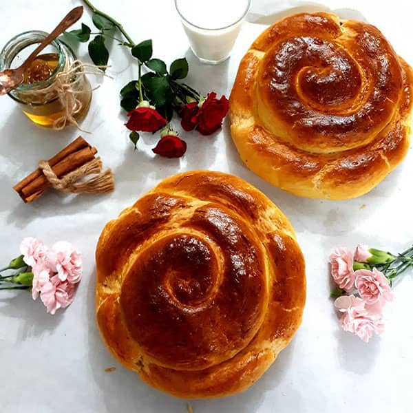 طرز تهیه نان چالای کشمش و دارچین
