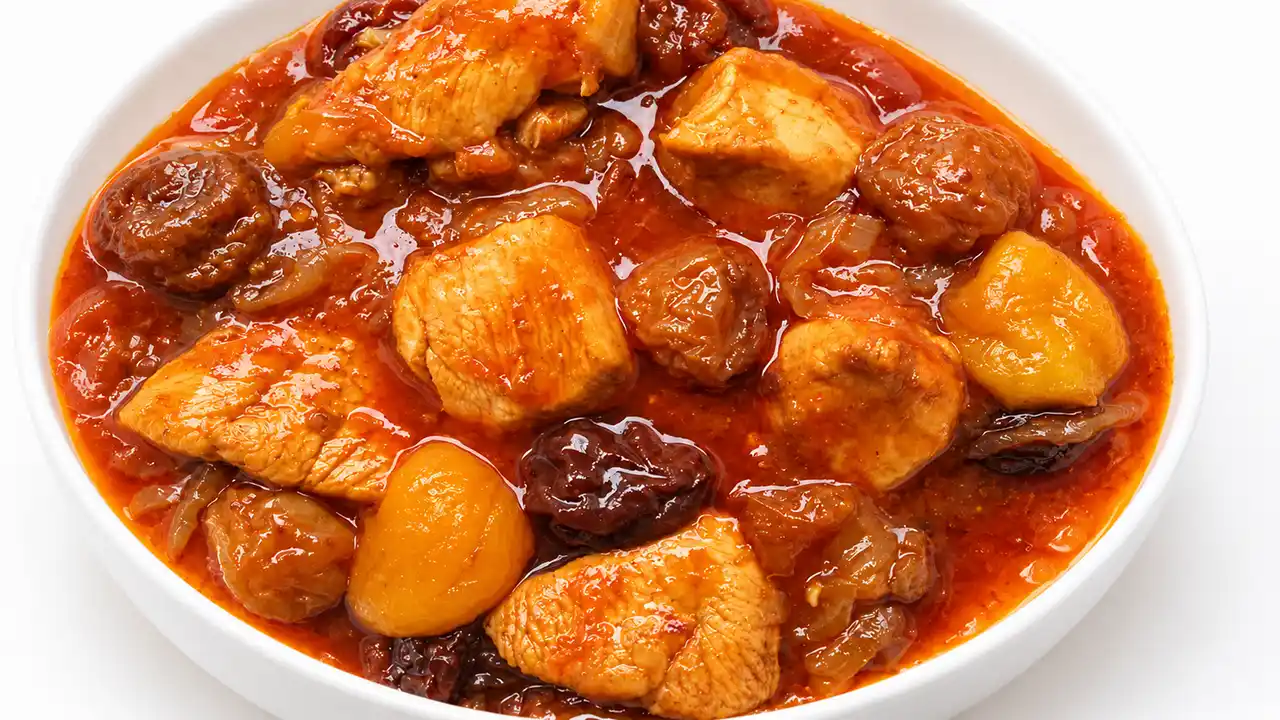 طرز تهیه خورش به آلو با مرغ؛ نکات پخت و جلوگیری از له شدن به