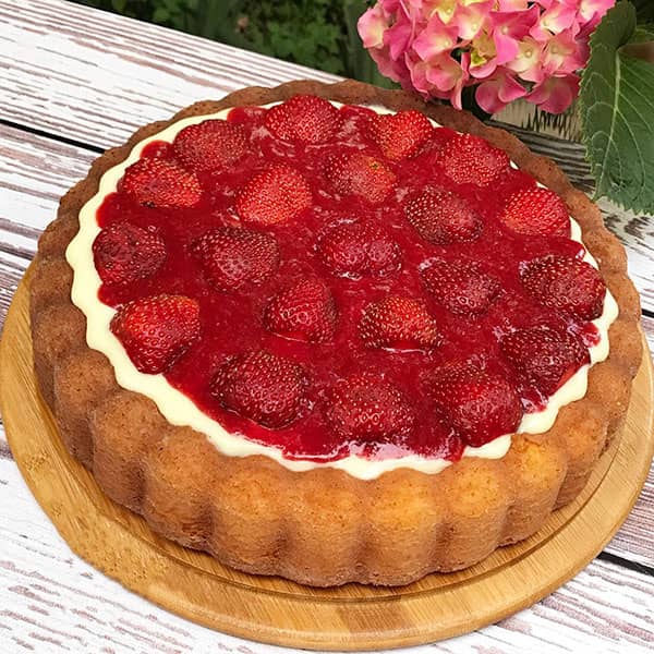 طرز تهیه کیک توت فرنگی کرمدار
