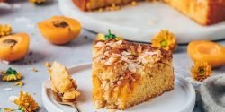 طرز تهیه کیک زردآلو ساده و خوشمزه به روش مجلسی