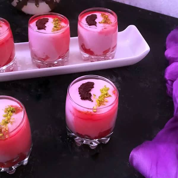 طرز تهیه محلبی توت فرنگی