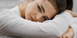 علائم افسردگی در زنان و مردانه + نشانه های اولیه: چطوری بفهمیم افسرده شدیم؟