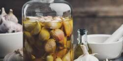 مهم ترین خواص و مضرات سیر ترشی برای سلامتی