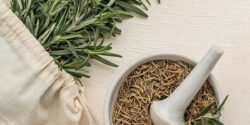طبع آویشن گرم است یا سرد؟ مصلح آن در طب سنتی چیه؟!