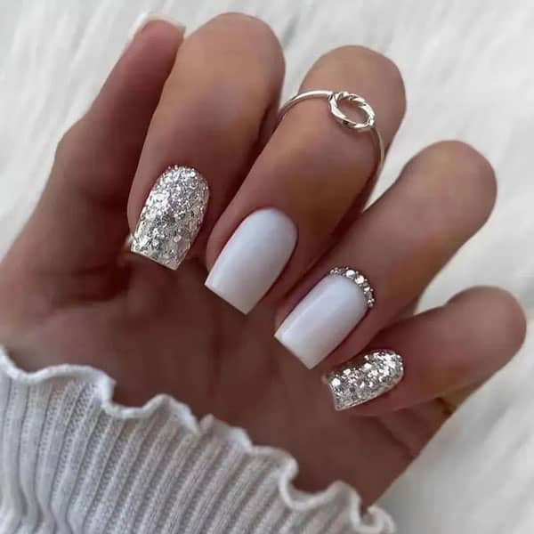طراحی ناخن با نگین‌ها و مرواریدها