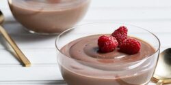 طرز تهیه فرنی کاکائویی؛ دسری خوش طعم و مقوی برای افطاری و سحری