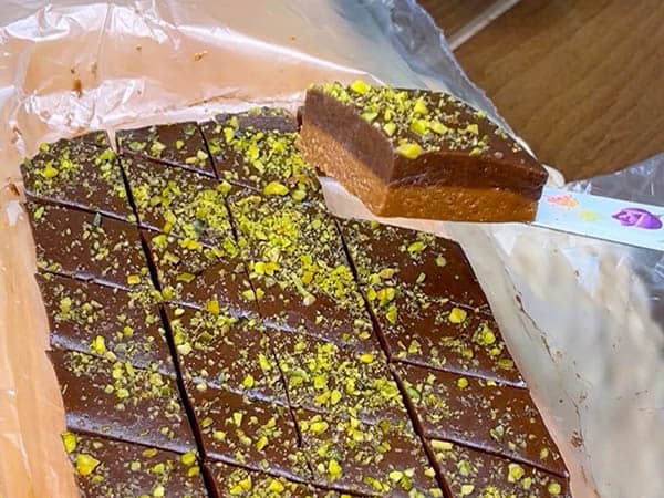 طرز تهیه حلوا نخودچی دو رنگ