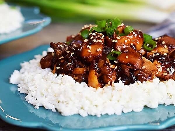 طرز تهیه خوراک مرغ با سس سویا و پیازچه