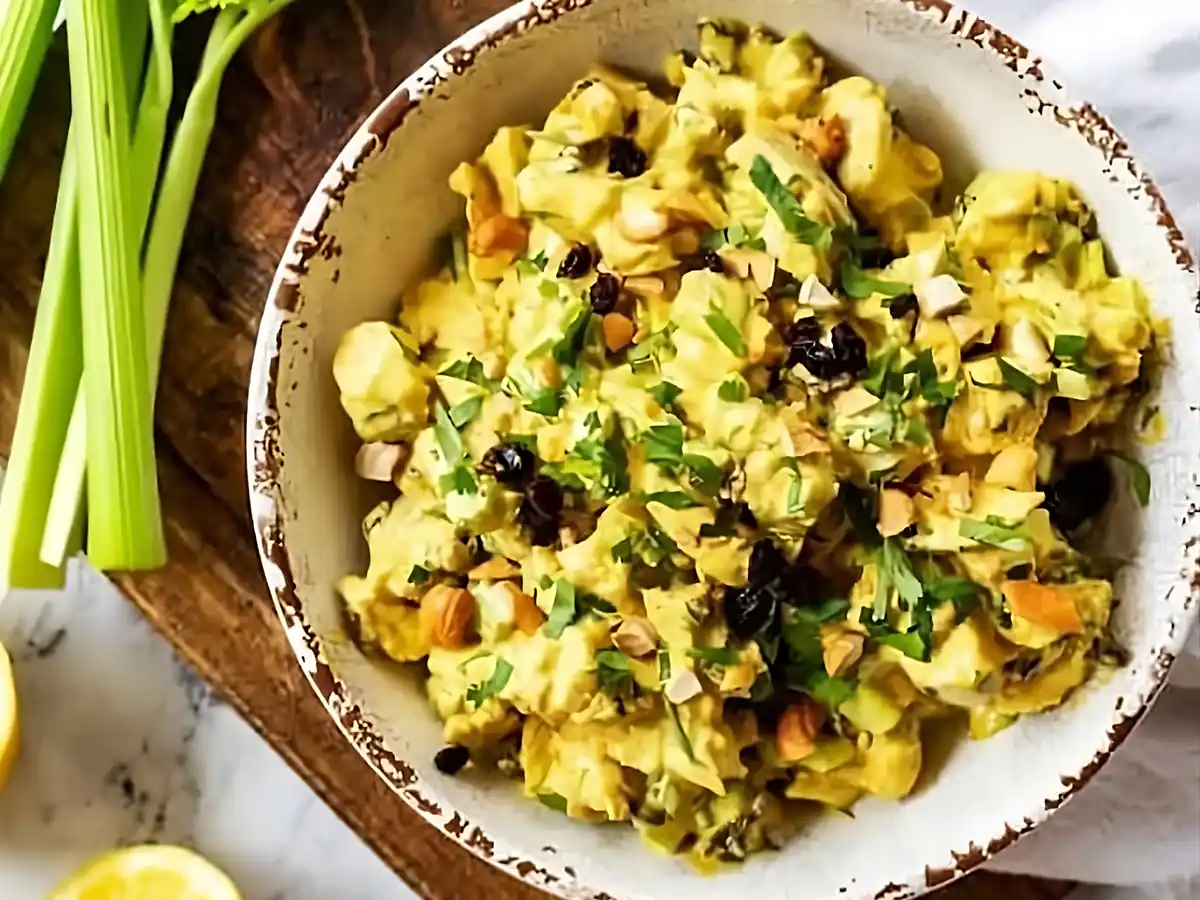 طرز تهیه سالاد مرغ کاری