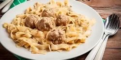 طرز تهیه فتوچینی با سس خامه و کوفته قلقلی خوشمزه و رستورانی
