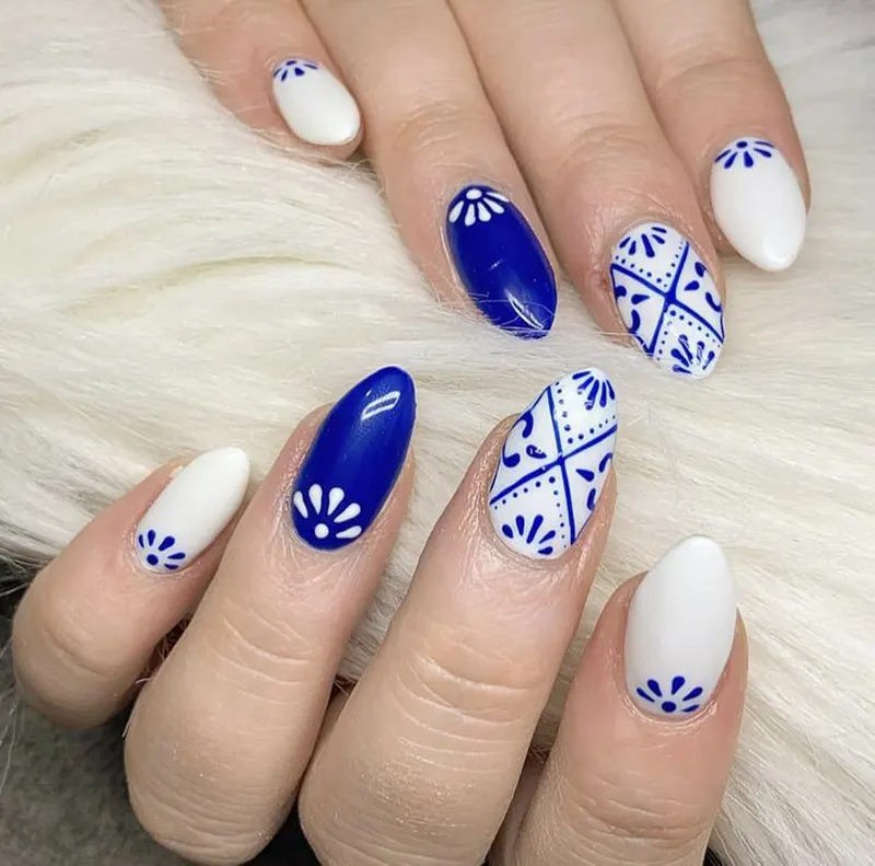 طراحی ناخن با رنگ آبی