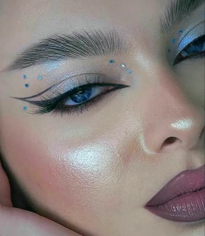 آرایش چشم گربه ای