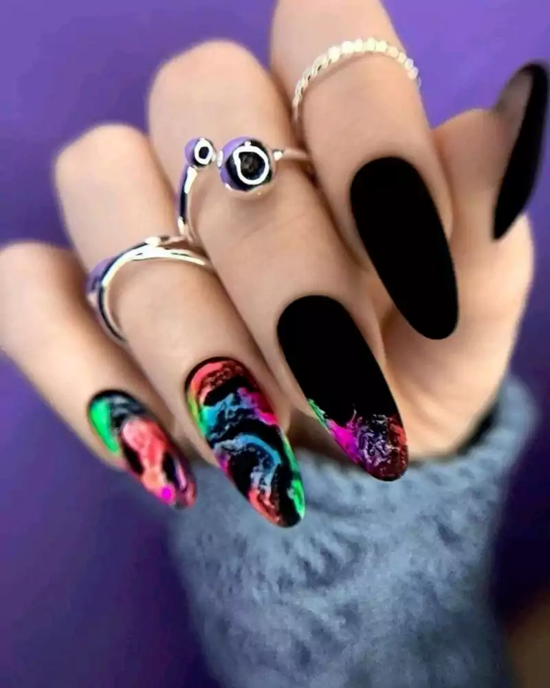 ایده طراحی ناخن رنگ مشکی