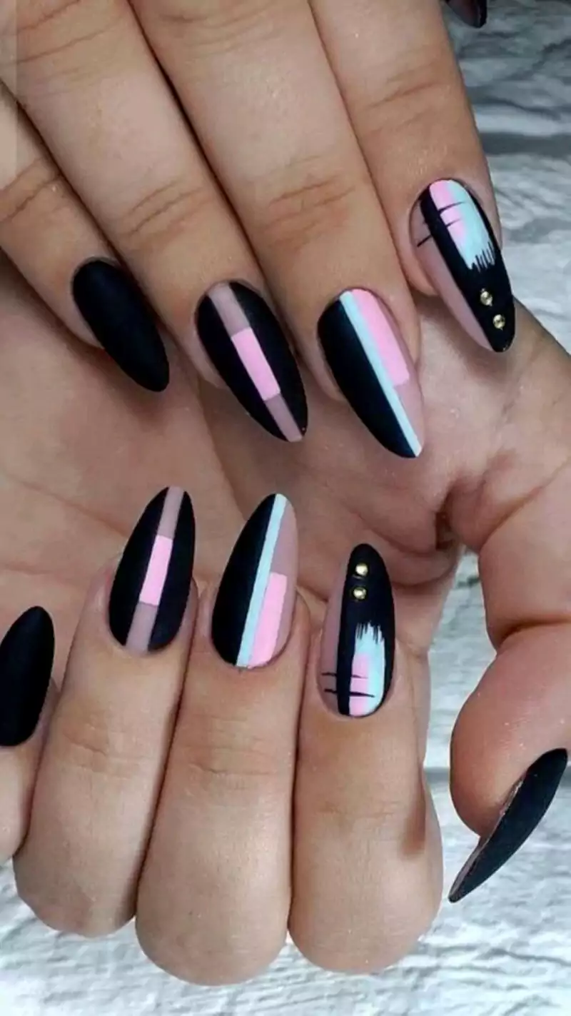ایده طراحی ناخن رنگ مشکی