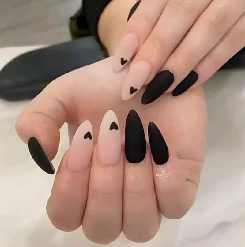 ایده طراحی ناخن رنگ مشکی