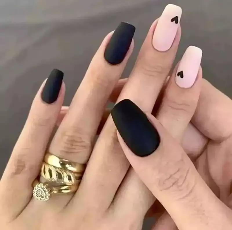 ایده طراحی ناخن رنگ مشکی