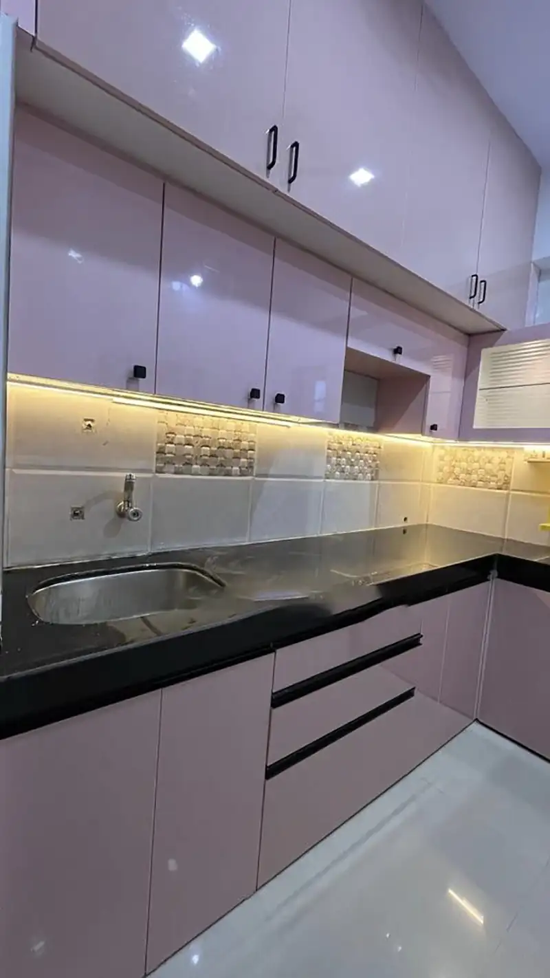 رنگ رزگلد در کابینت آشپزخانه