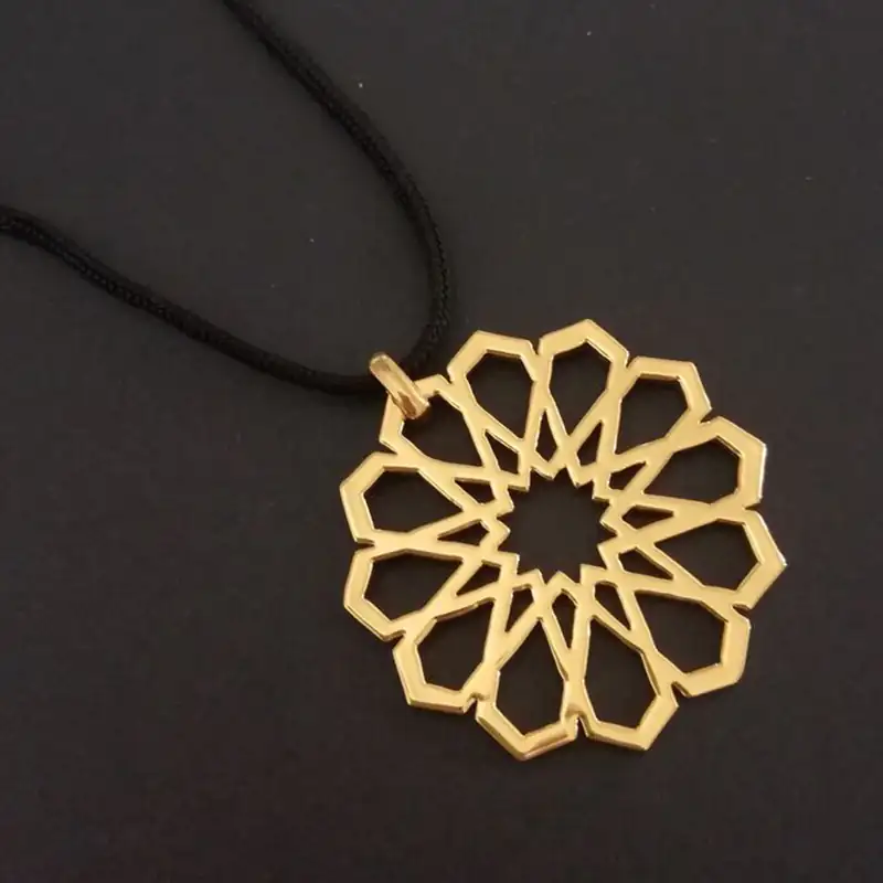 گردنبند مشبک با طرح شمسه