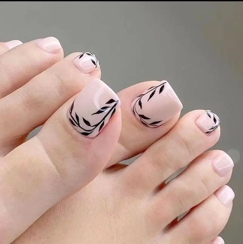 مدل دیزاین ناخن پا طرحدار و فرنچ