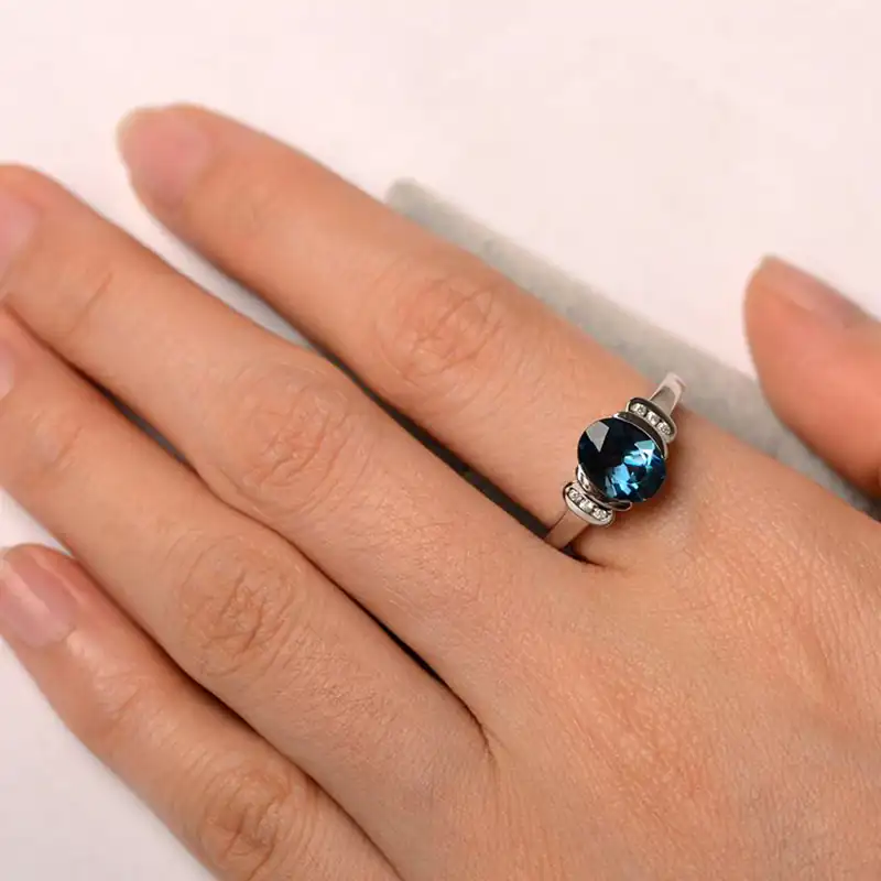 انگشتر با نگین آبی زنانه