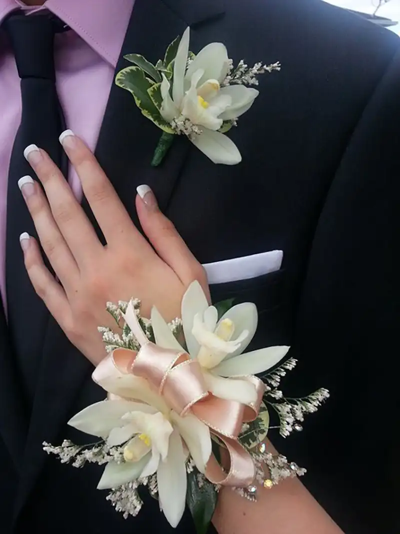 دسته گل حلقه ای دور مچ عروس