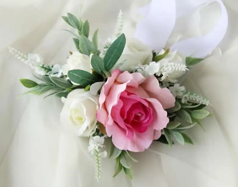 دسته گل حلقه ای دور مچ عروس