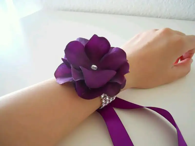 دسته گل حلقه ای دور مچ عروس