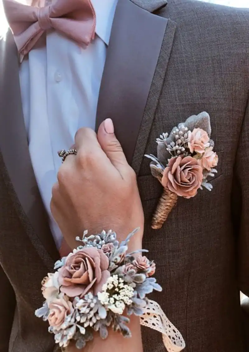دسته گل حلقه ای دور مچ عروس
