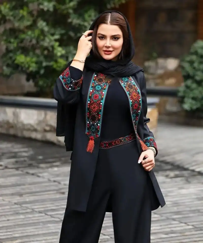 مدل مانتو مشکی با ترکیب پارچه سنتی