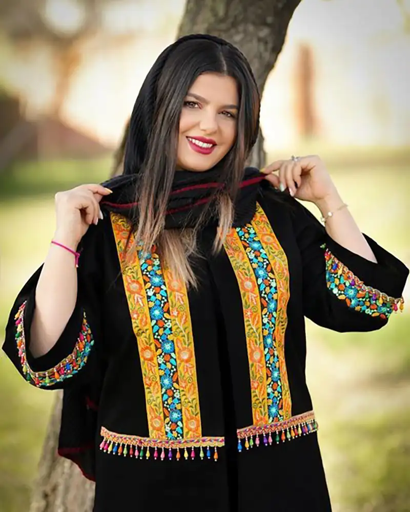 مدل مانتو مشکی با ترکیب پارچه سنتی