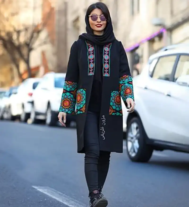 مدل مانتو مشکی با ترکیب پارچه سنتی