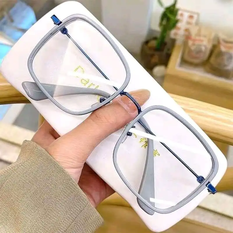 مدل های باکلاس عینک طبی فریم مربعی