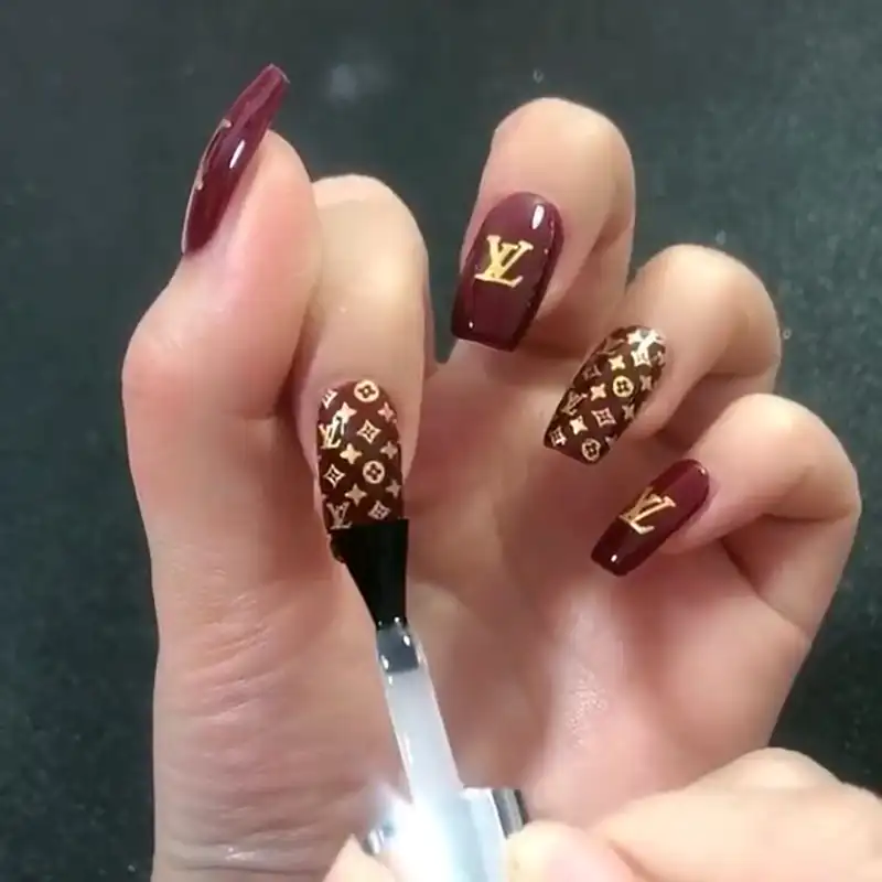 طراحی ناخن شیک به سبک لویی ویتون