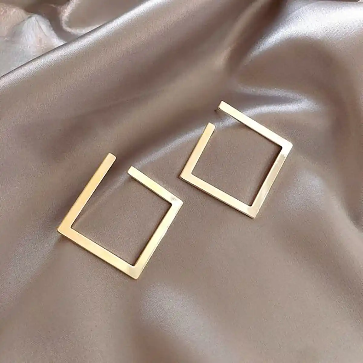 گوشواره طلا زنانه مربعی