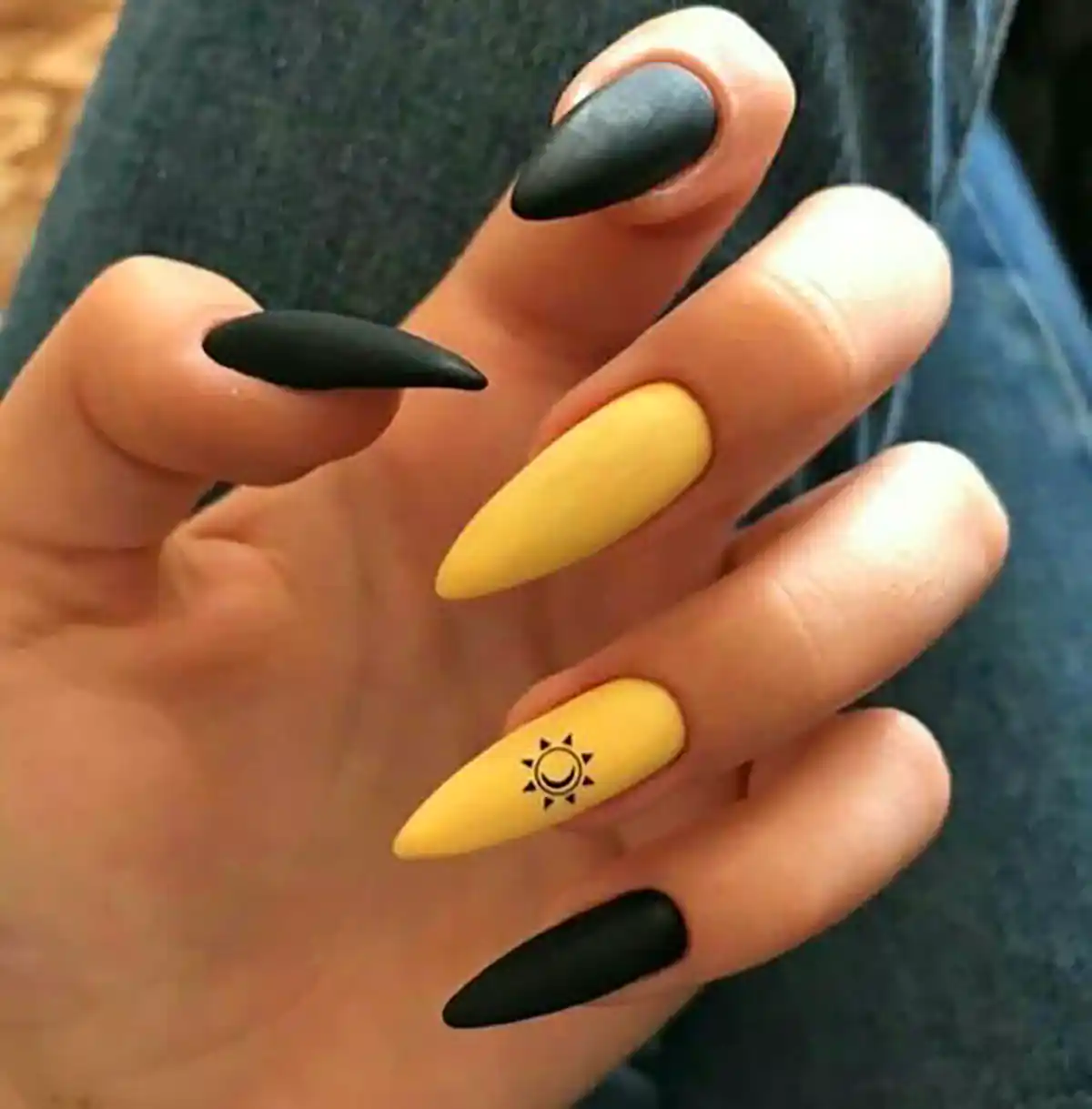 ایده طراحی با لاک ناخن زرد